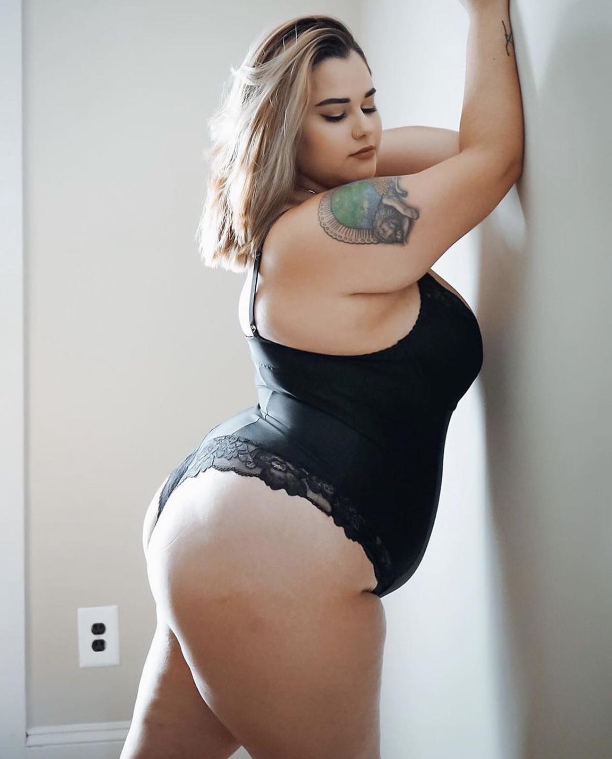 Sculpting Bodysuit With Lace - Shapewear - 7 LEFT! - VALGINA.com